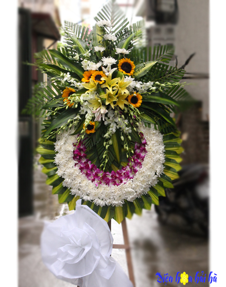 Vòng hoa tang lễ tại Nhà tang lễ Quận Gò Vấp hoa cúc trắng, lan tím, hướng dương, ly vàng. Giá 900,000 vnd. dat-hoa-tang-le-vieng-dam-tang-tai-ha-noi