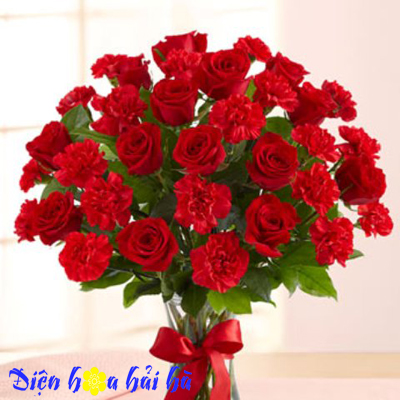 Bình hoa hồng đỏ và cẩm chướng đỏ