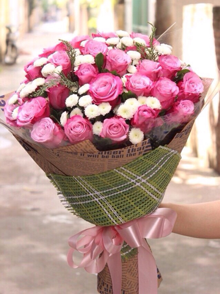 Chỉ với một bông hoa hồng đỏ tươi thắm lại đủ để thể hiện tình yêu thương của bạn dành cho một người phụ nữ trong ngày 20/