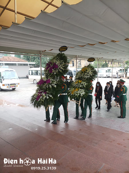 Nhân viên Nhà tang lễ số 5 Trần Thánh Tông gửi hoa vào đám theo quy định