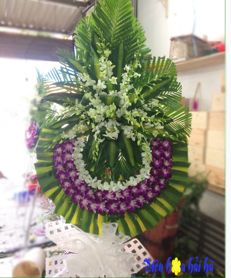 Đặt vòng hoa tang lễ tại nhà tang lễ Thành Phố bằng hoa lan trắng tím. Vòng hoa giá 650,000 vnd dat-vong-hoa-tang-le-tại-nha-tang-le-bv-nguyen-tri-phuong3