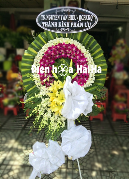 Đặt vòng hoa tang lễ tại Hà Nội lan tím trắng có cụm hoa quay xuống
