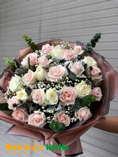 Bó hoa hồng kem mang đến sự nhẹ nhàng, dịu dàng nhưng không kém phần sang trọng và quyến rũ. Hoa hồng kem thường được sắp đặt trong các dịp trang trọng như lễ cưới, đám tang hay các buổi tiệc.