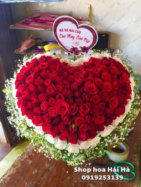 Hoa trái tim đỏ thể hiện tình yêu sâu đậm và thường được sử dụng để gửi lời chúc mừng tới những người mà bạn yêu quý. Hãy xem hình ảnh này để cảm nhận sự ấm áp trong trái tim của bạn.