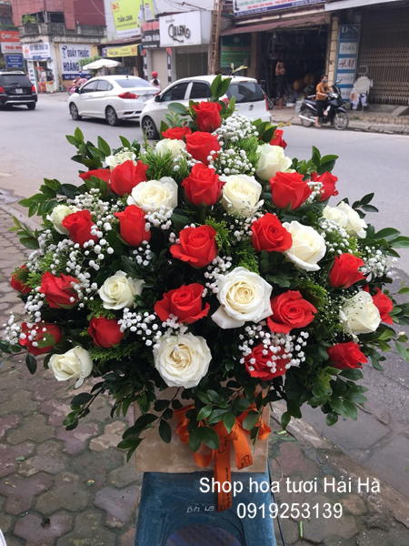 Giỏ hoa tặng ngày 20 tháng 11 hoa hồng trắng đỏ