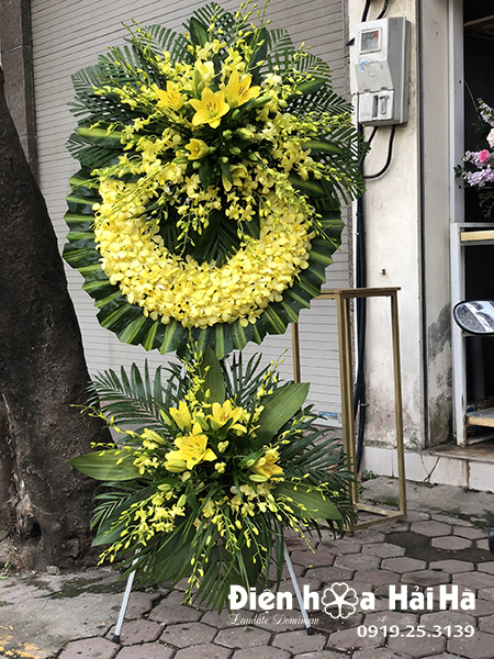 Vòng hoa kính viếng 2 tầng màu vàng bằng hoa tươi