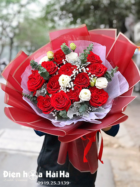 Bó hoa kỷ niệm ngày cưới hồng đỏ đẹp – Yêu Thương