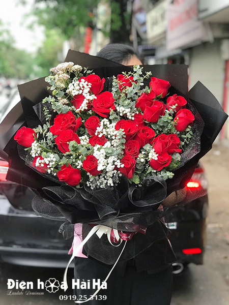 Bó hoa kỷ niệm ngày cưới hồng đỏ – Thuỷ Chung