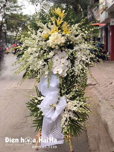 Vòng hoa đám tang tông trắng – Tưởng Niệm