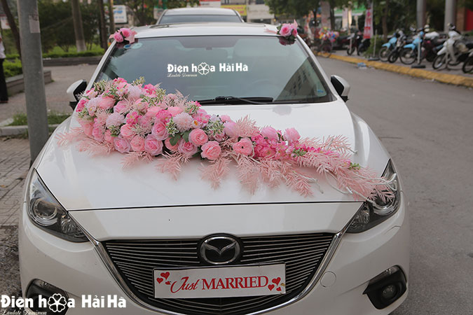 Trang trí xe cưới bằng hoa lụa thống trị mùa cưới 2022