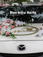 Bộ hoa lụa gắn trên xe cưới kèm chữ Just Married