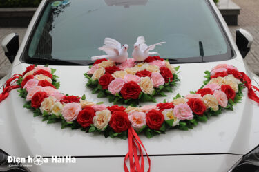 Bộ hoa giả trang trí xe cưới hình vòng cung chim bồ câu
