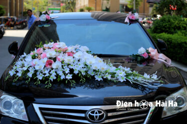 Hoa giả trang trí xe cô dâu màu trắng hồng