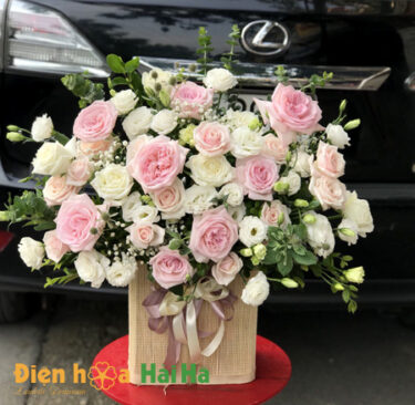 Giỏ hoa tặng vợ ngày 8/3 nhẹ nhàng hoa hồng thơm Ohara