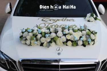 Trang trí xe cưới bằng hoa giả dải ngang