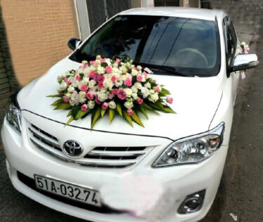 Mẫu trang trí xe hoa cưới bằng hoa cát tường