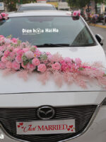 Trang trí xe cưới bằng hoa lụa thống trị mùa cưới 2023