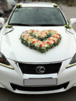 Trang trí xe hoa cưới đẹp hình trái tim bằng hoa cẩm chướng