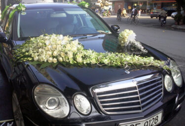 Mẫu xe hoa cưới dùng hoa hồng trắng