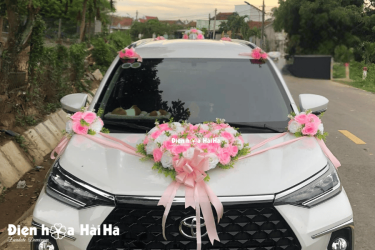Hình ảnh bộ hoa giả xe cưới màu hồng trên xe 7 chỗ