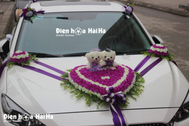Bán hoa nhựa trang trí xe cưới tím trắng kèm gấu