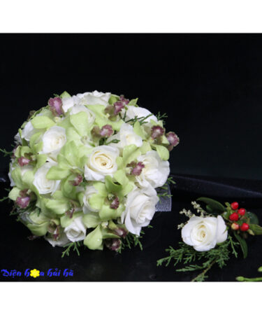 Bó hoa cầm tay cô dâu hồng trắng lan xanh