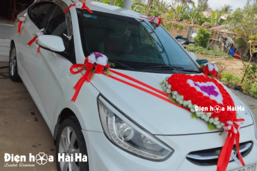 Các chi tiết hoa tại cabo trước, cabo sau, 4 hoa trên nóc đều được thiết kế nam châm chắc chắn
