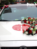 Bộ hoa lụa gắn xe cô dâu hoa hồng đỏ kèm chữ cao cấp