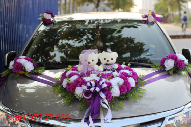 Mẫu hoa giả trang trí xe cưới giá rẻ tím trắng gấu