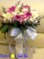 Hoa cưới bằng hồng trắng và cẩm chướng