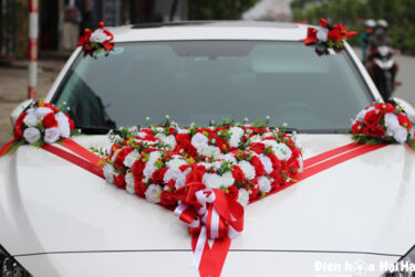 Hoa giả kết xe cưới hình trái tim hồng đỏ trắng