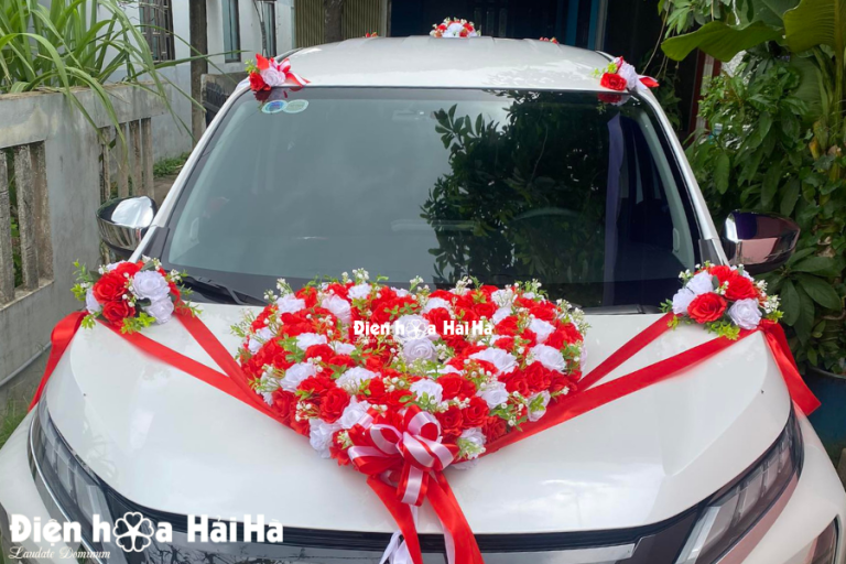 Hình trực diện bộ hoa giả kết xe cưới trái tim rỗng - Hẹn Yêu