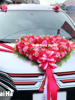 Hình ảnh bộ hoa giả trang trí xe cô dâu đi cao tốc - Tim Hồng trên xe màu bạc nổi bật