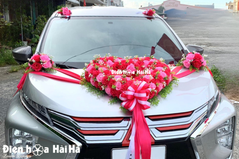 Hình ảnh bộ hoa giả trang trí xe cô dâu đi cao tốc - Tim Hồng trên xe màu bạc nổi bật