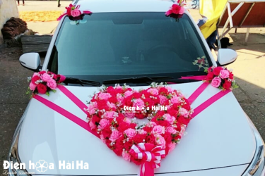 Mẫu hoa gắn lên xe màu trắng