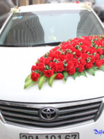 Hoa giả trang trí xe cưới bằng hoa hồng đỏ kèm baby trắng