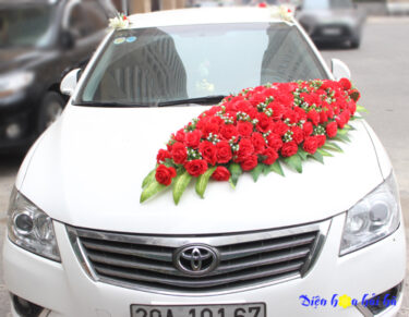 Hoa giả trang trí xe cưới bằng hoa hồng đỏ kèm baby trắng