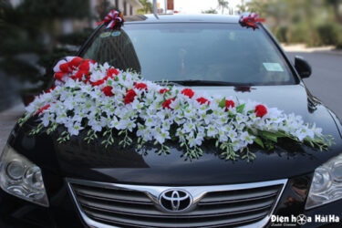 Hoa lụa trang trí xe cưới bằng hoa lan trắng
