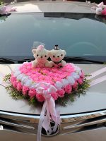 Kiểu hoa giả trang trí xe cưới mới nhất - Hồng Sắc nổi bật trên xe vàng cát