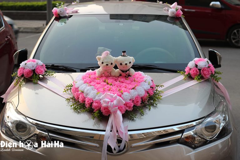 Kiểu hoa giả trang trí xe cưới mới nhất - Hồng Sắc nổi bật trên xe vàng cát