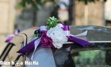 Hoa nóc xe được gắn nam châm chắc chắn