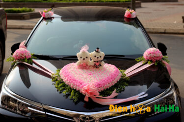 Mẫu hoa nhựa trang trí xe cưới mầu hồng