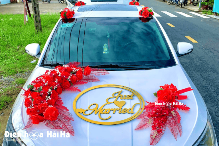 Bộ hoa lụa xe cưới màu đỏ mẫu hiện đại nhất
