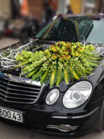 Mẫu trang trí xe hoa cô dâu bằng hoa địa lan xanh