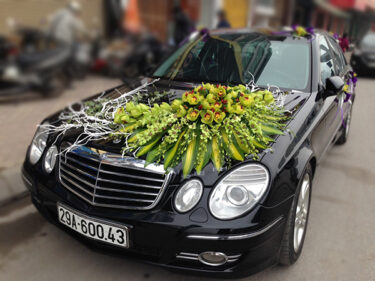 Mẫu trang trí xe hoa cô dâu bằng hoa địa lan xanh