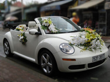 Mẫu trang trí xe hoa cô dâu mui trần