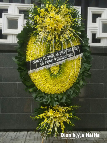 Mẫu vòng hoa cao cấp tại Hà Nội hoa lan vàng