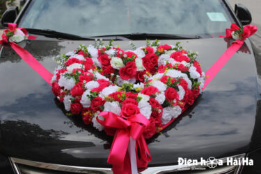 Mua hoa giả trang trí xe cưới trái tim hồng cánh sen