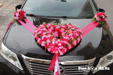 Mua hoa giả trang trí xe cô dâu trái tim hoa hồng