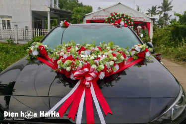 Mẫu hoa giả trang trí xe cưới kèm lá hiện đại trên xe đen